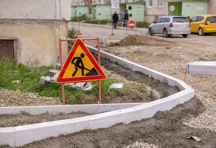 Znak ostrzegawczy o robotach przy placu budowy