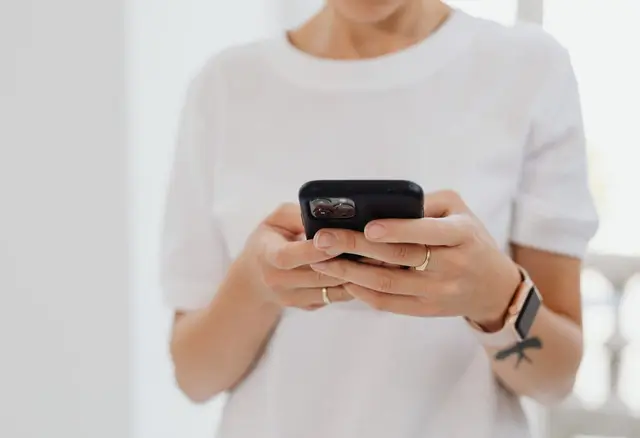 Dłonie trzymają smartfon