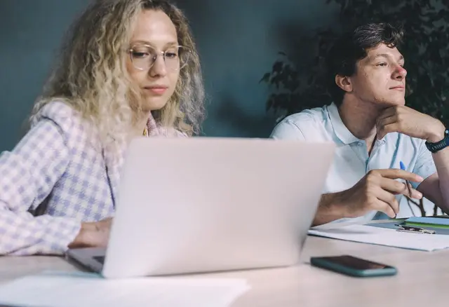 Kobieta i mężczyzna pracują razem przy laptopie
