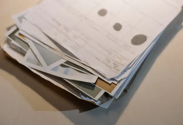 Stos papierowych dokumentów na biurku