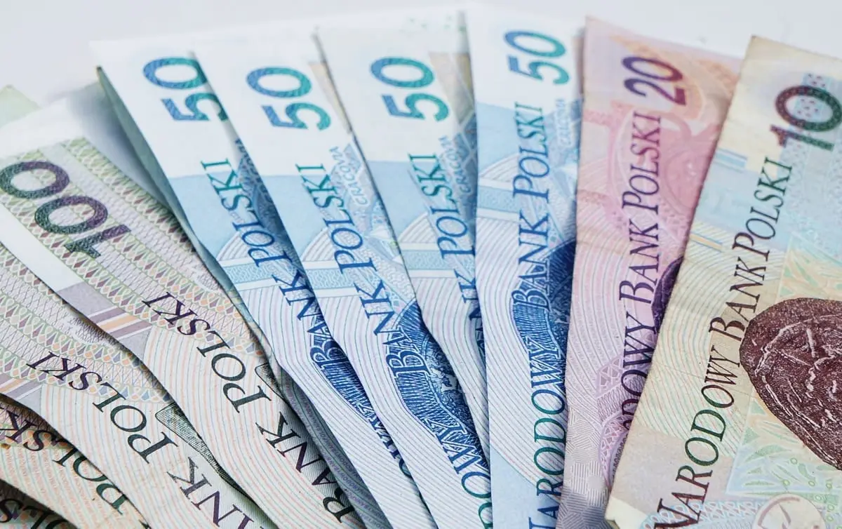 Banknoty 20, 50 i 100 zł rozłożone w wachlarz