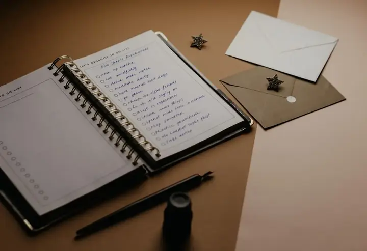Otwarty notes z listą i długopis na biurku